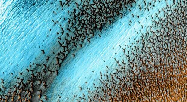 Marte, le dune blu nella foto della Nasa per celebrare la sonda Odyssey