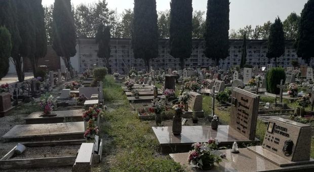 Coronavirus e cimiteri: a Montebelluna tutto pronto per la riapertura, a Treviso restano chiusi