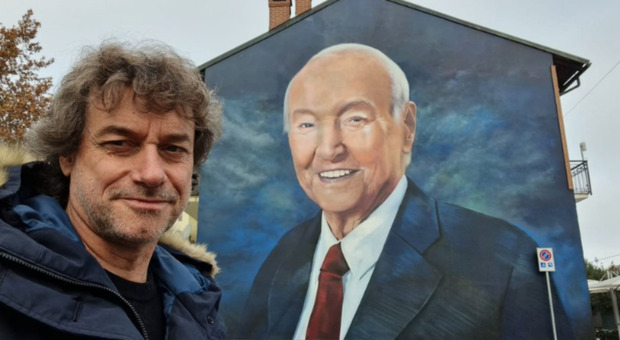 Alberto Angela, il selfie con il murales dedicato al padre Piero: «È bellissimo, immenso... Grazie di cuore»