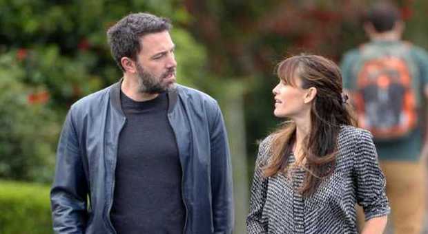 Ben Affleck lascia Jennifer Garner per la baby sitter: il gossip impazza, lui smentisce