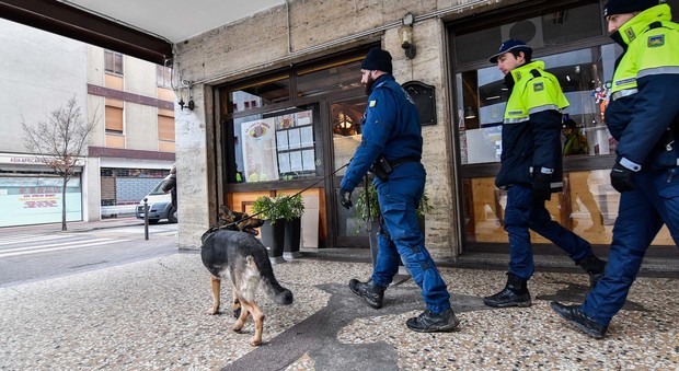 Gli agenti della Polizia locale con il cane antidroga Kuma