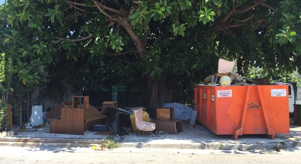 Si aggrava l’emergenza rifiuti a Torre del Greco: un soggiorno all’isola ecologica