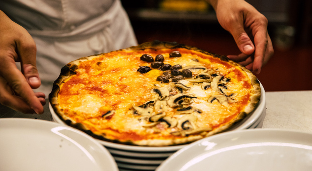 Pizza romana o napoletana: l'inutile derby che porta in tavola il clima delle curve degli ultrà