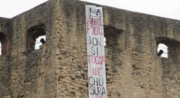Blitz di Potere al Popolo al Castel dell'Ovo: «La Whirlpool non si tocca»