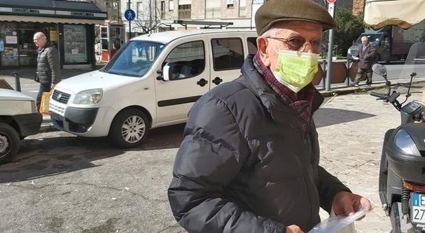 Anziani, emergenza solitudine: c'è il numero verde di Senior Italia per un aiuto psicologico