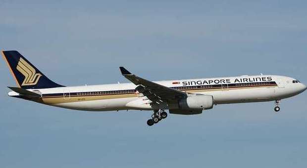 I motori si spengono, l'aereo precipita per 4mila metri: panico a bordo della Singapore Airlines