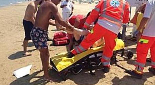 Fano, galleggia in mare: scatta il soccorso donna salvata dall'annegamento: è grave