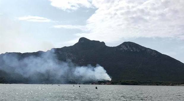 Sabaudia: incendio sul promontorio del Circeo, a ridosso del lago di Paola