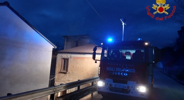 Anziana salvata in extremis dalla casa in fiamme a Mirabella