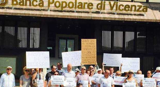 Gli azionisti della Banca popolare di Vicenza protestano di fronte alla sede dell'istituto