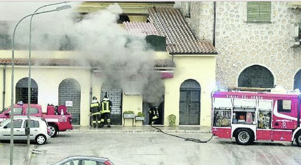 L'intervento dei vigili del fuoco per l'incendio in piazza Bottaro a Isola Liri