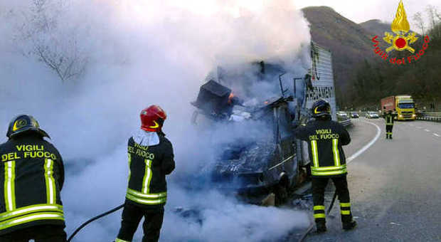 Brucia camion carico di mobili: intervento dei vigili in autostrada
