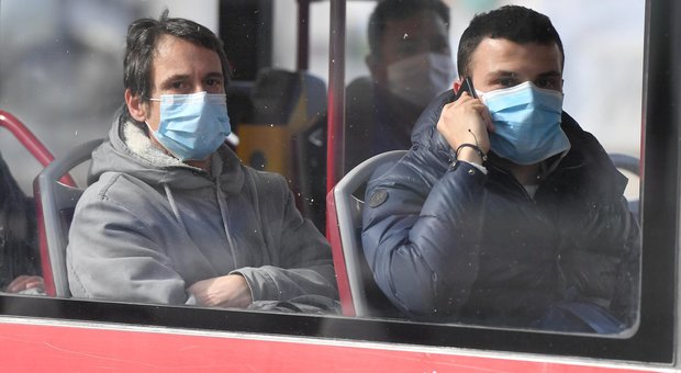 Coronavirus Roma, sui bus solo seduti e obbligo di mascherina
