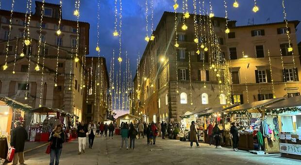 Il centro addobbato a festa per il Natale (foto sito Comune di Perugia - Perugia Comunica)