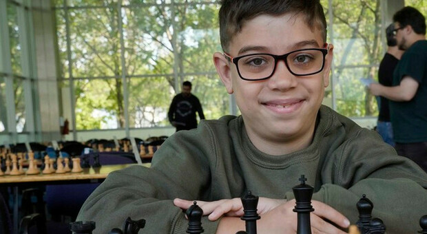 Faustino Oro, dieci anni, è il «Messi degli scacchi»: ha battuto Magnus Carlsen, numero uno al mondo