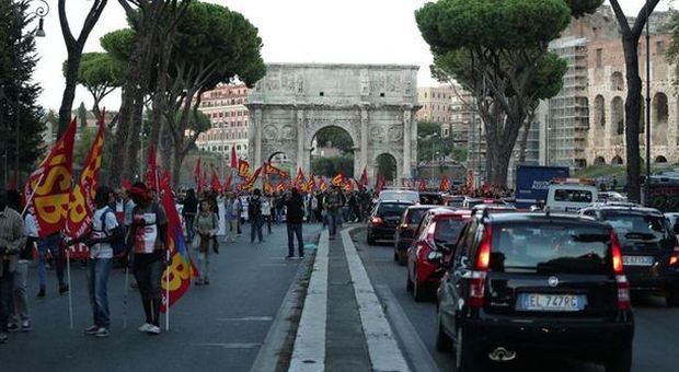 Lo scempio di Roma tra scioperi e cortei: traffico paralizzato, persone sui binari