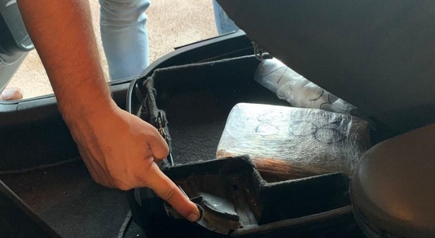 Cocaina nascosta in auto, pulsante segreto per alzare il sedile: due arresti