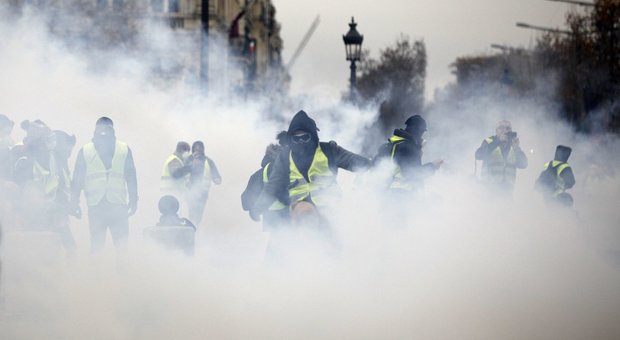 Gilet gialli, la benzina comincia a scarseggiare in Francia: nuova vittima a Marsiglia