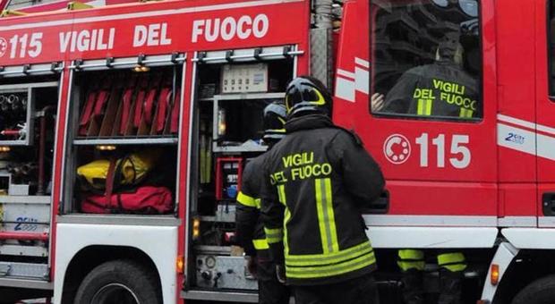 Roma, dà fuoco all'appartamento e si lancia nel vuoto: morta 64enne al Pigneto