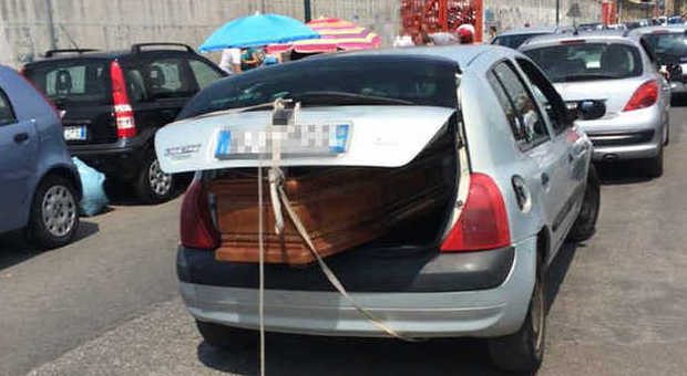 Napoli, auto circola con una bara nel portabagagli: il web si scatena | Foto