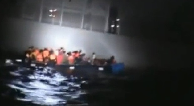 "Barcone pieno di rifugiati, la guardia costiera lo affonda di proposito": aperta indagine -Guarda