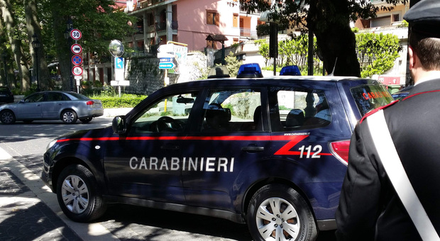 Chiusa in camera dalla madre a 18 anni, la sorella chiama i carabinieri: liberata