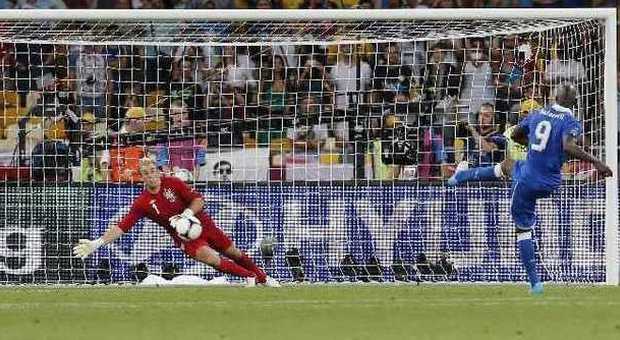 Balotelli segna il primo rigore per l'Italia (foto Ansa)