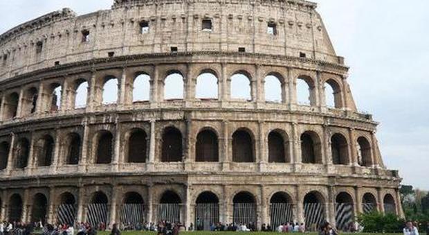 Roma, turisti si arrampicano al Colosseo e precipitano: uno è grave