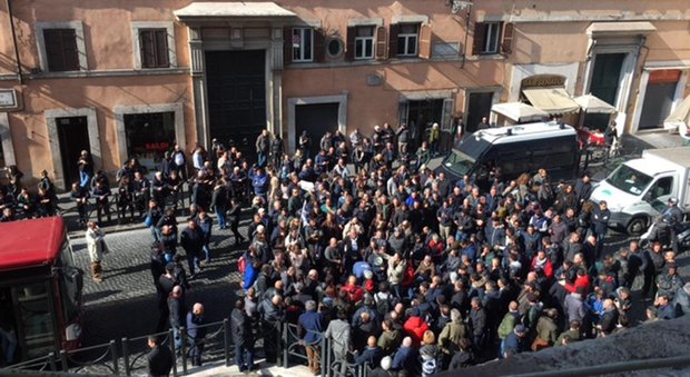 Roma, tensione davanti al Senato, i commercianti ambulanti protestano: «La Bolkestein ci farà sparire»