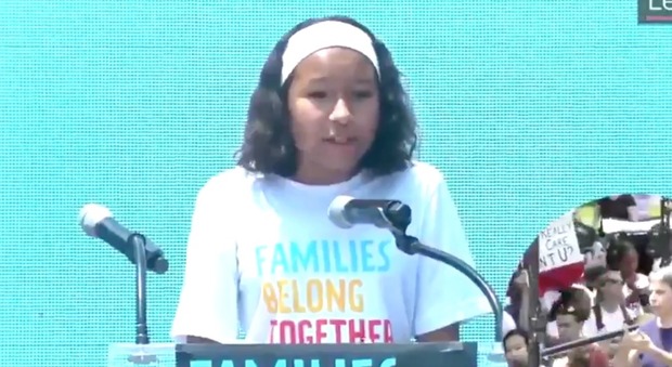 Leah a 12 anni infiamma la folla anti-Trump: «Vogliono portarmi via la mamma»