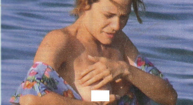 Laura Chiatti, ultimo topless dell'estate: “fuori di seno” in spiaggia col marito Marco Bocci