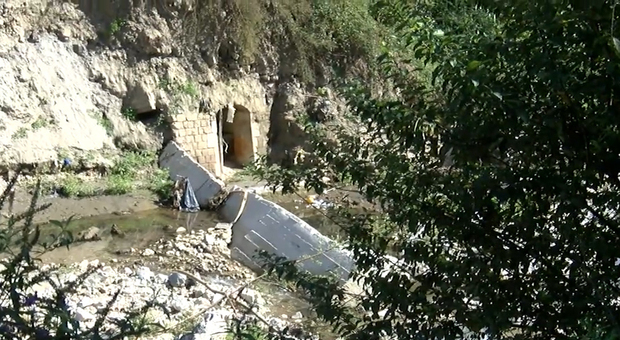 Un crollo ostruisce il Fenestrelle: muro di cemento nel letto del torrente