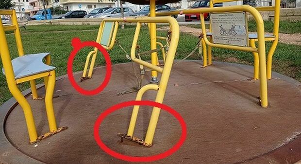 Vandali al parco giochi: distrutte le giostrine per i bimbi disabili