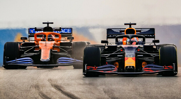 La RedBull e la McLaren affiancate in un Gp di F1