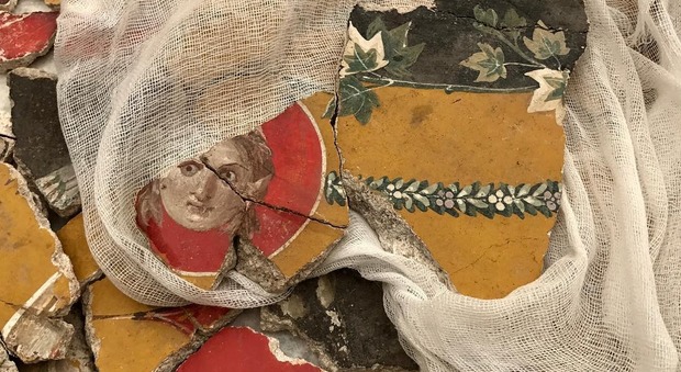 Pompei, un frammento di affresco degli Scavi avvolto in una garza sterile commuove il web