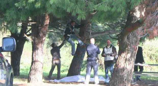 Operaio padre di tre figli esce di casa va nel bosco e si impicca a un albero