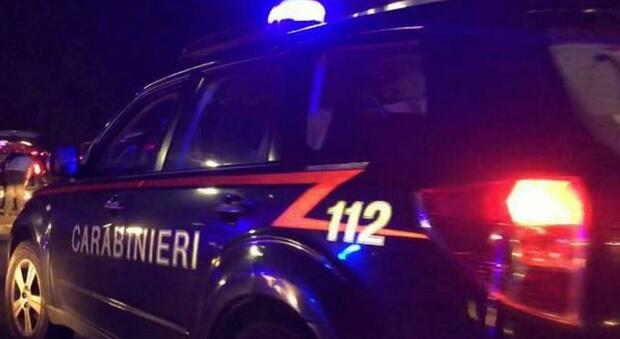 Roma, ubriaco colpisce in retromarcia l’auto dei carabinieri: denunciato