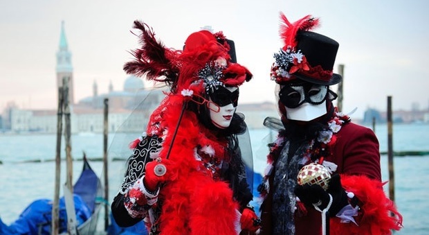 In maschera da Fano a Venezia sulla colorata rotta del Carnevale