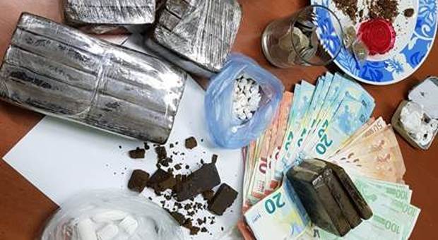 A casa due chili di hashish e 37 dosi di cocaina: arrestato