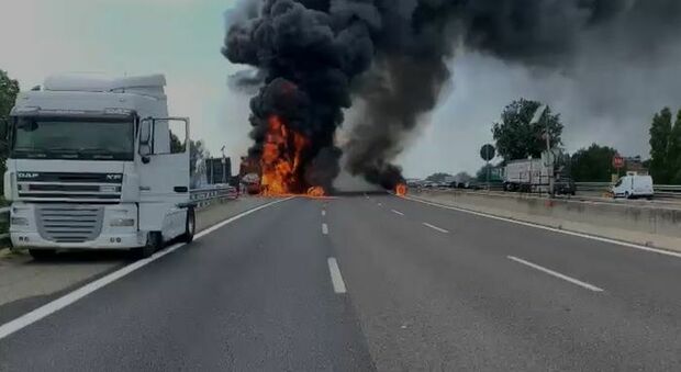 Bologna, Camion prende fuoco in A14. Chiuso il tratto di Borgo Panigale