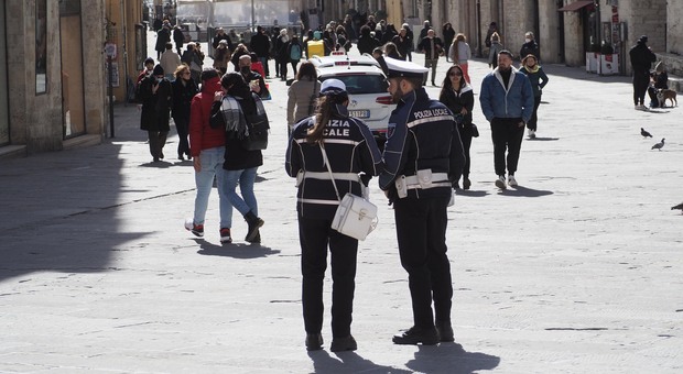Perugia, il Comune fissa prezzo del risarcimento per l'oltraggio ai vigili urbani. Si arriva anche a 5mila euro