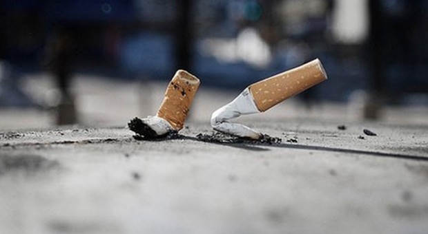 Getta a terra la sigaretta in piazza: giovane multato di 25 euro