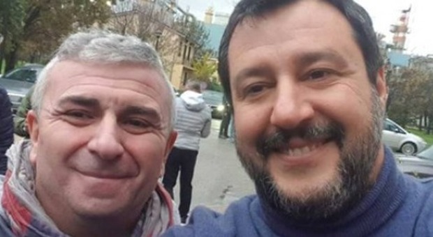Bologna, fa un selfie con Salvini mentre è in malattia: licenziato delegato Cgil