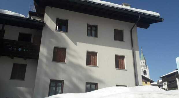 La palazzina con l'appartamento del broker sequestrato in centro a Cortina