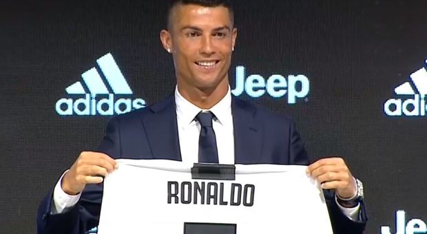 Cristiano Ronaldo: «Sono arrivato in un grande club, è un giorno felice» Diretta Facebook