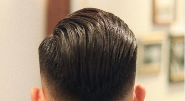 Giovani, la moda del barbiere: ogni mese il taglio va ritoccato