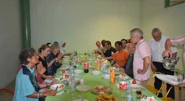 Per cena per la fine del Ramadan sono stati invitati monsignor Francesco Gasparini, in primo piano a destra, e don Giovanni Sandonà