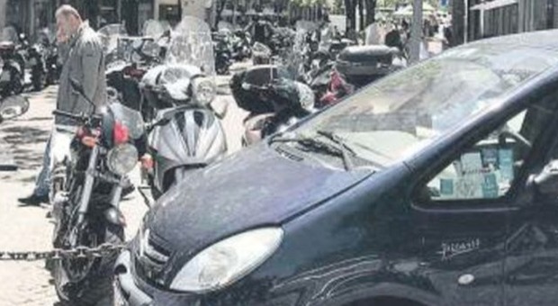 Napoli città senza regole: l'isola pedonale invasa dalle moto e nessuno controlla