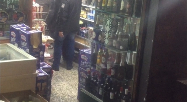 Napoli, alcol «facile» per i minorenni tra negozi e supermercati
