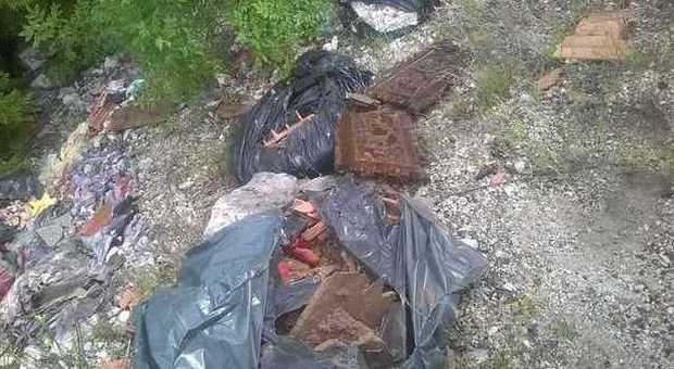 Frosinone, pezzi di bara tra i rifiuti a Campoli: denuncia di Fare Verde
